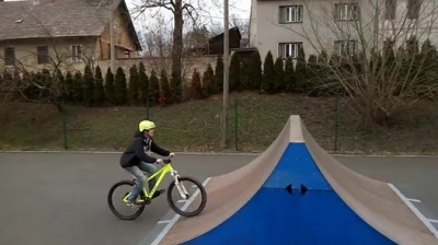 Video z opraveného skate/bikeparku